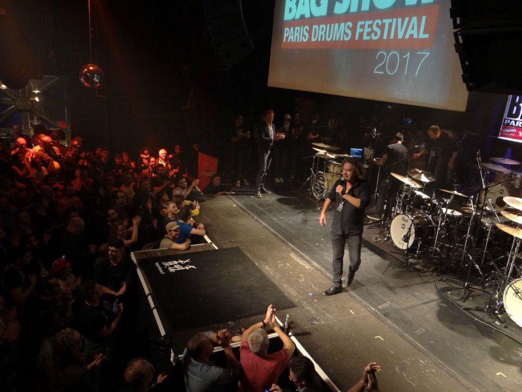 À la surprise générale, notre ancien Maitre de cérémonie et ancien collaborateur nous a fait l'honneur et c'est aussi fait le grand plaisir de présenter l'artiste suivant. Franck Drouillac